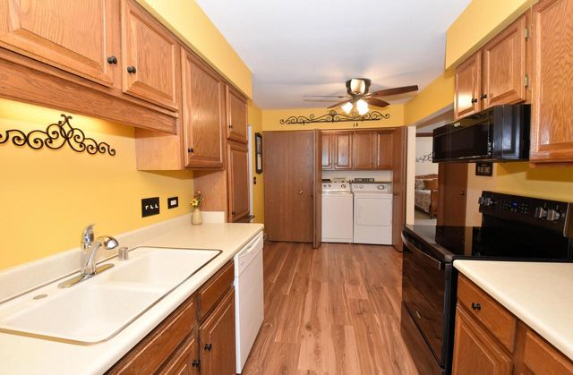 4502 S Greenridge CIRCLE, Greenfield, WI 53220