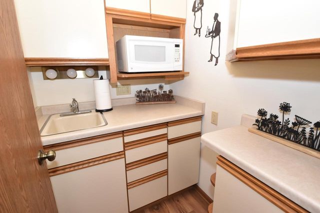 4502 S Greenridge CIRCLE, Greenfield, WI 53220