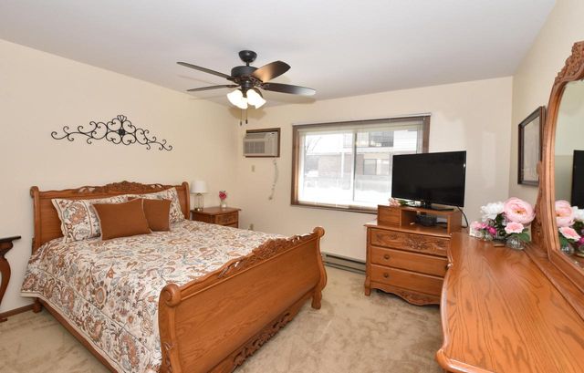 4502 S Greenridge CIRCLE, Greenfield, WI 53220