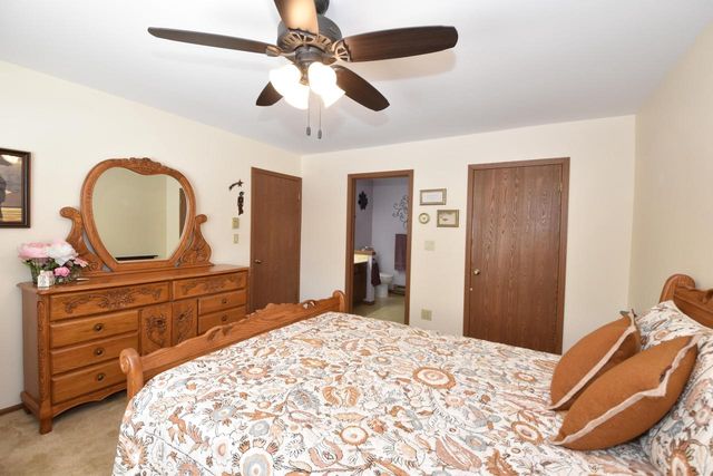 4502 S Greenridge CIRCLE, Greenfield, WI 53220