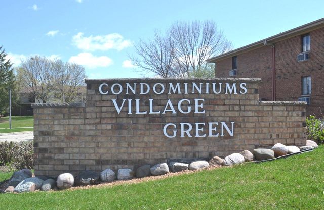 4502 S Greenridge CIRCLE, Greenfield, WI 53220