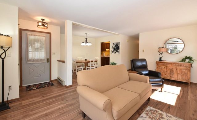 4502 S Greenridge CIRCLE, Greenfield, WI 53220