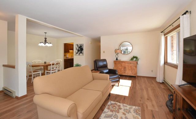 4502 S Greenridge CIRCLE, Greenfield, WI 53220