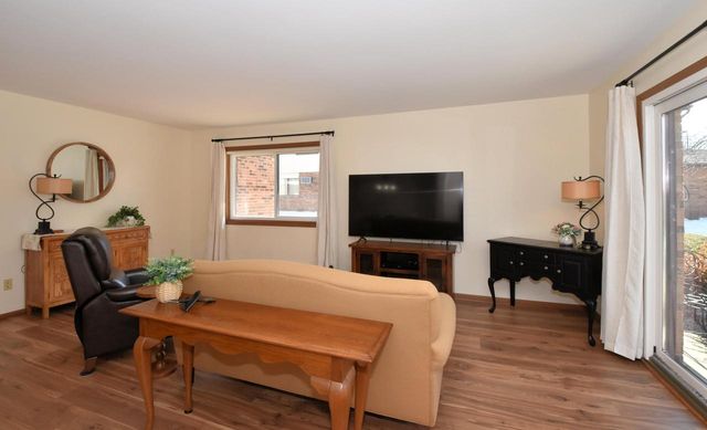 4502 S Greenridge CIRCLE, Greenfield, WI 53220