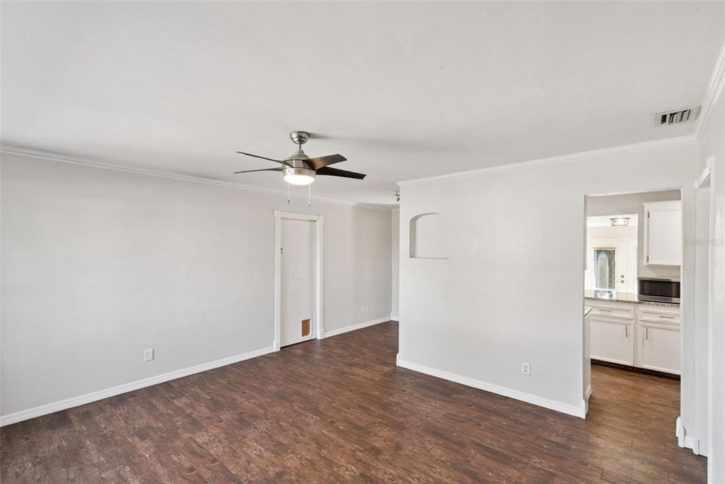 Image 10 of property listing at 6322 APPIAN WAY, Orlando, FL 32807