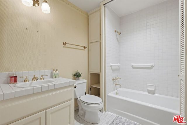 563 Wilcox Avenue, Los Angeles, CA 90004