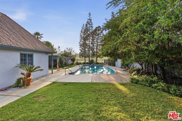 563 Wilcox Avenue, Los Angeles, CA 90004