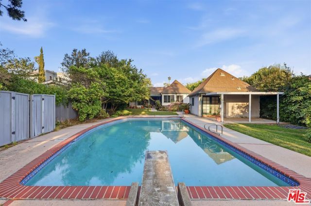 563 Wilcox Avenue, Los Angeles, CA 90004