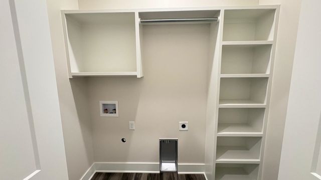 8980 E FORBES CIR, Bel Aire, KS 67226