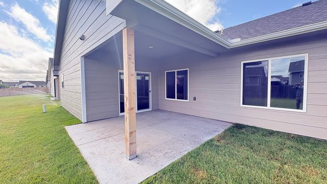 8980 E FORBES CIR, Bel Aire, KS 67226