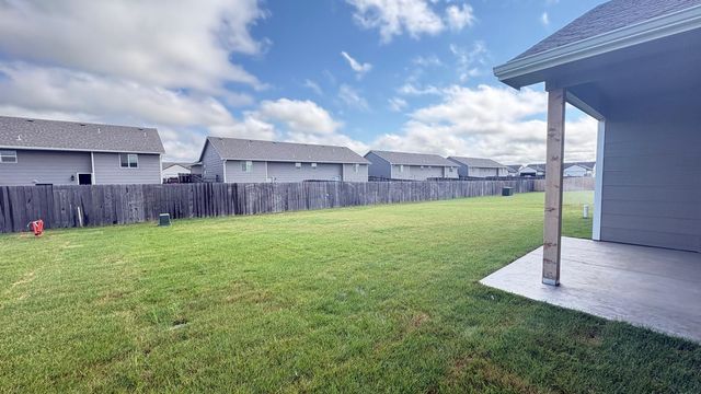 8980 E FORBES CIR, Bel Aire, KS 67226