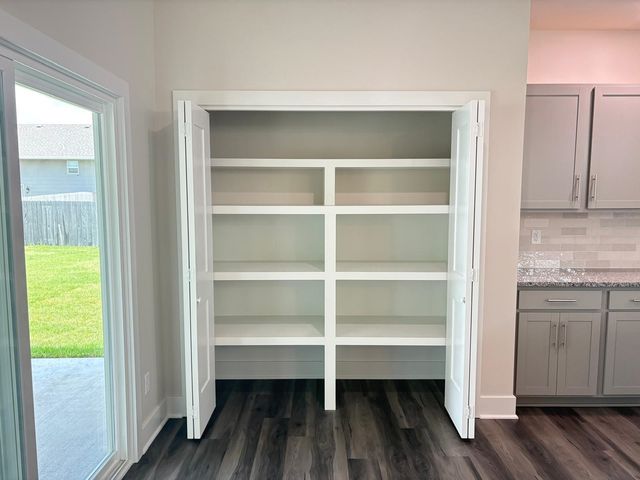 8980 E FORBES CIR, Bel Aire, KS 67226