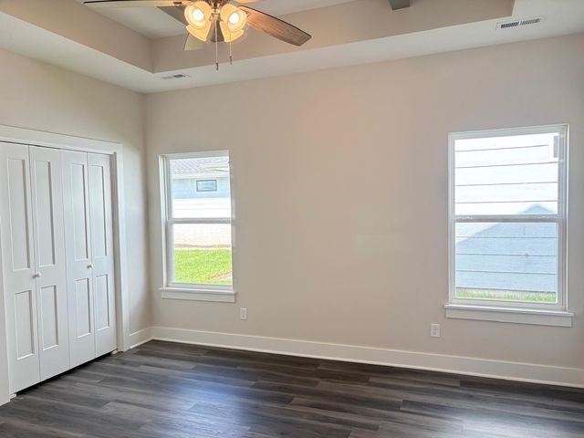 8980 E FORBES CIR, Bel Aire, KS 67226