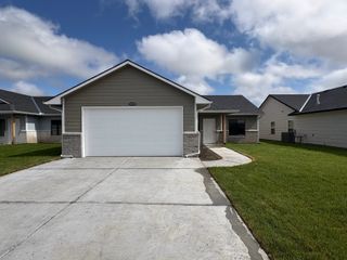 8980 E FORBES CIR, Bel Aire, KS 67226