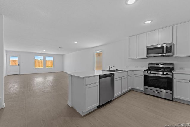 121 Oak Hurst Dr, Floresville, TX 78114