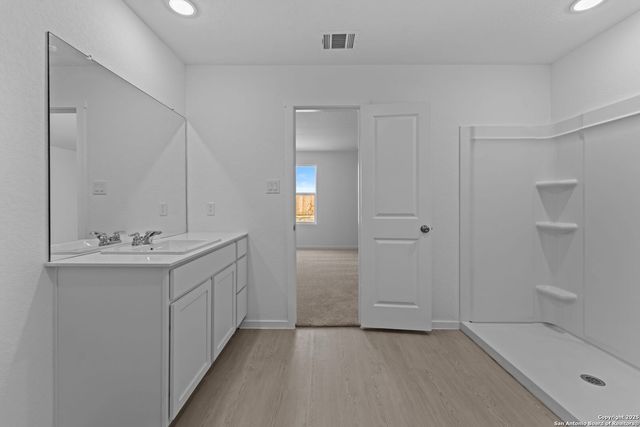 121 Oak Hurst Dr, Floresville, TX 78114