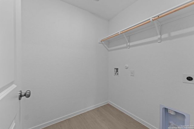 121 Oak Hurst Dr, Floresville, TX 78114