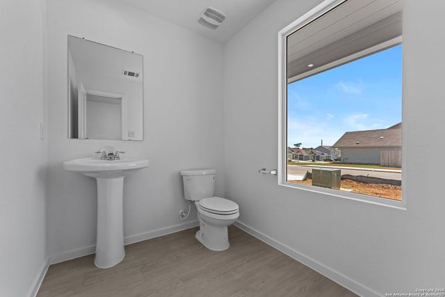 121 Oak Hurst Dr, Floresville, TX 78114