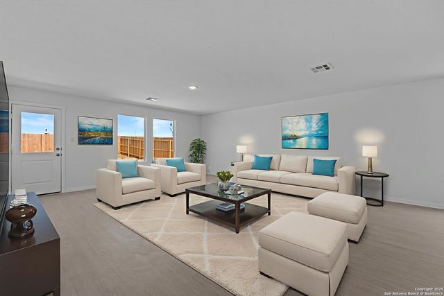 121 Oak Hurst Dr, Floresville, TX 78114