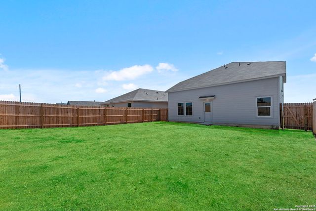 121 Oak Hurst Dr, Floresville, TX 78114