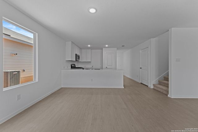 121 Oak Hurst Dr, Floresville, TX 78114