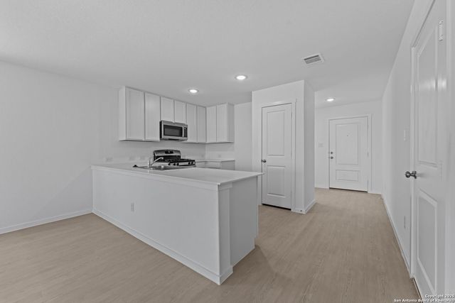 121 Oak Hurst Dr, Floresville, TX 78114