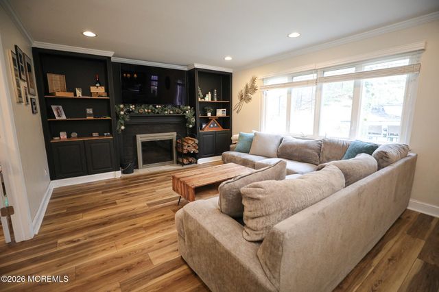 58 Foxwood Run, Middletown, NJ 07748