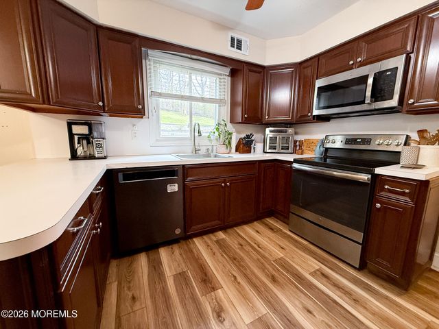 58 Foxwood Run, Middletown, NJ 07748