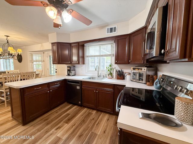 58 Foxwood Run, Middletown, NJ 07748