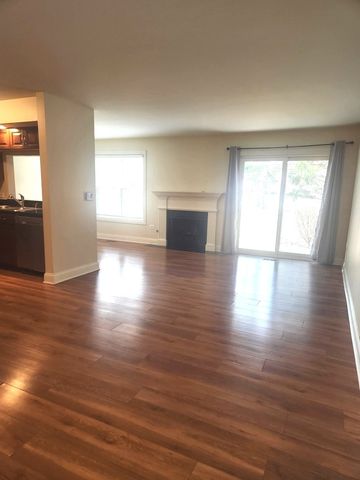 43 Foxcroft Boulevard 135, Naperville, IL 60565