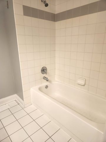 43 Foxcroft Boulevard 135, Naperville, IL 60565