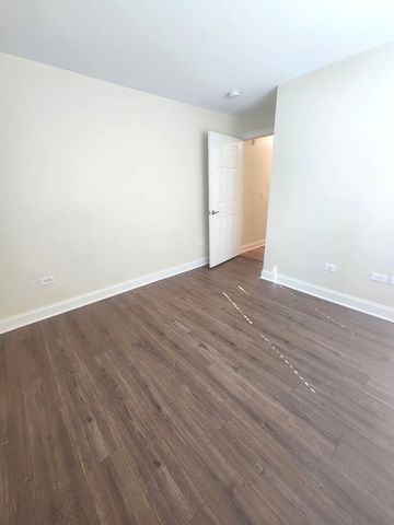 43 Foxcroft Boulevard 135, Naperville, IL 60565