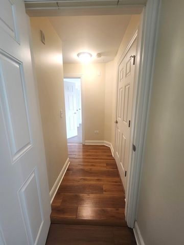 43 Foxcroft Boulevard 135, Naperville, IL 60565