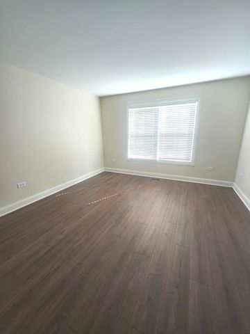 43 Foxcroft Boulevard 135, Naperville, IL 60565