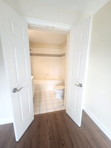 43 Foxcroft Boulevard 135, Naperville, IL 60565