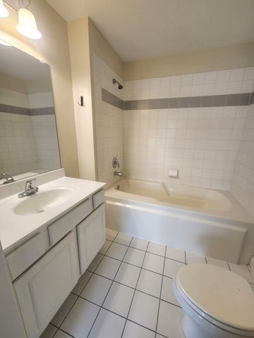 43 Foxcroft Boulevard 135, Naperville, IL 60565