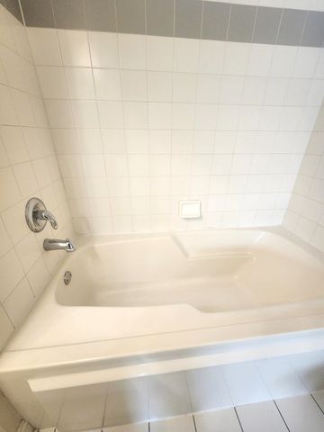 43 Foxcroft Boulevard 135, Naperville, IL 60565