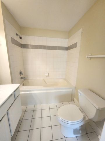 43 Foxcroft Boulevard 135, Naperville, IL 60565