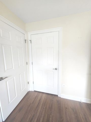 43 Foxcroft Boulevard 135, Naperville, IL 60565