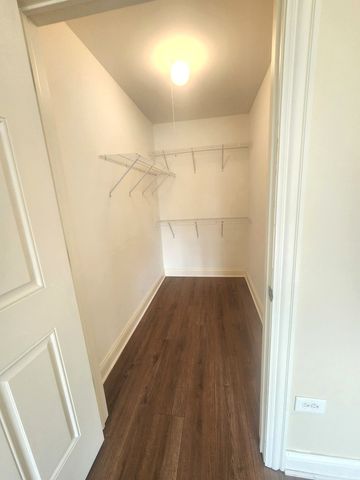 43 Foxcroft Boulevard 135, Naperville, IL 60565