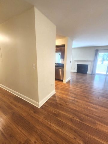 43 Foxcroft Boulevard 135, Naperville, IL 60565