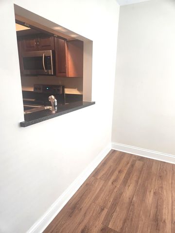 43 Foxcroft Boulevard 135, Naperville, IL 60565