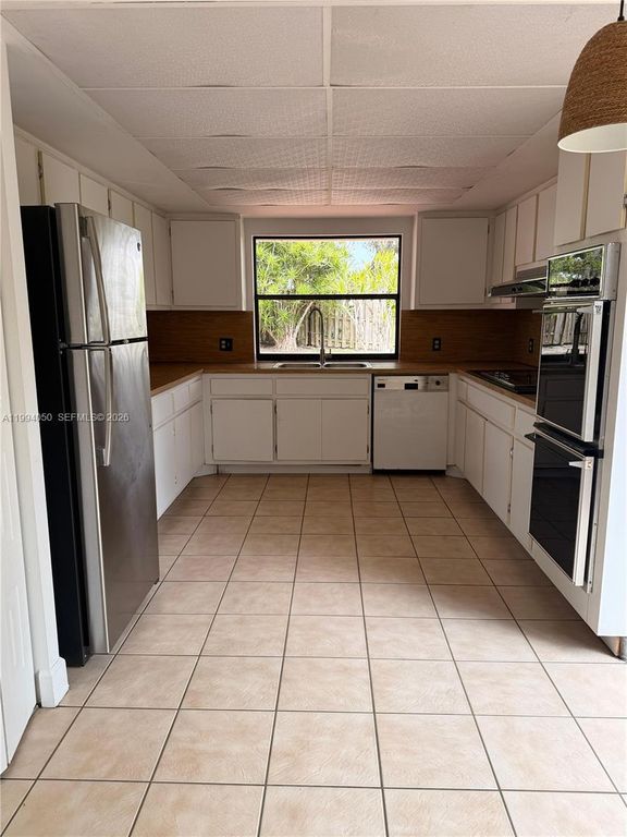 Image 20 of property listing at 14729 SW 53rd Ter, Miami, FL 33185