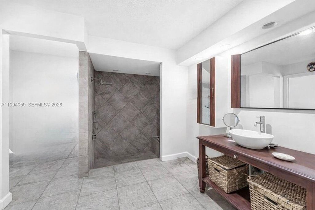 Image 9 of property listing at 14729 SW 53rd Ter, Miami, FL 33185