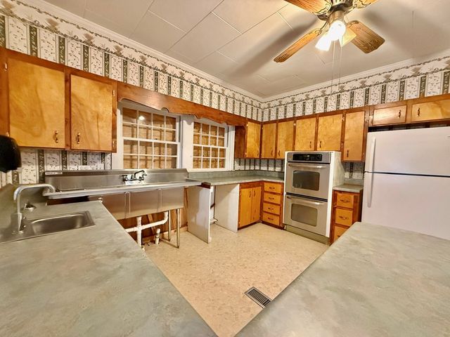 209 W Main Street, Hartford, AL 36344