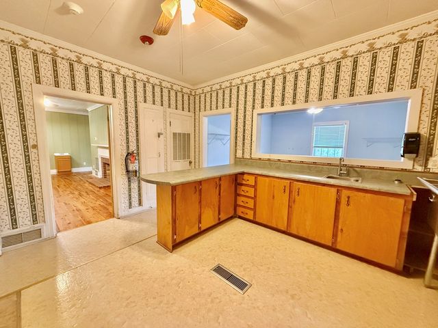 209 W Main Street, Hartford, AL 36344