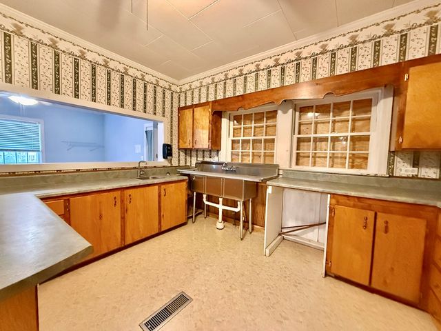 209 W Main Street, Hartford, AL 36344