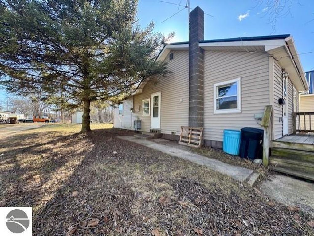 Image 2 of property listing at 348 N Grover Avenue, Alma, MI 48801