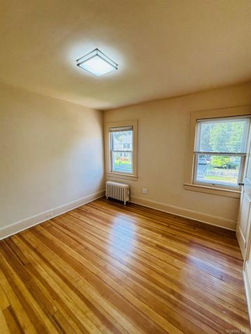29 Roosevelt Street, Glen Cove, NY 11542