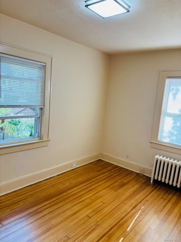 29 Roosevelt Street, Glen Cove, NY 11542